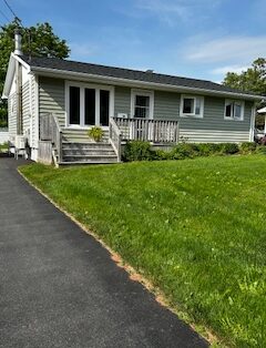Cozy 3 Bedroom, 2 bath Bungalow