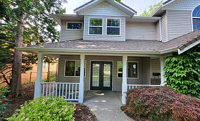 Legal Suite 3 blocks from KGH (pet friendly)