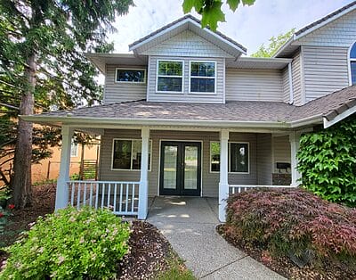 Legal Suite 3 blocks from KGH (pet friendly)